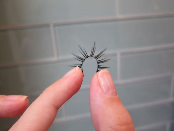 how to apply magnetic eyeliner and lashes(7)