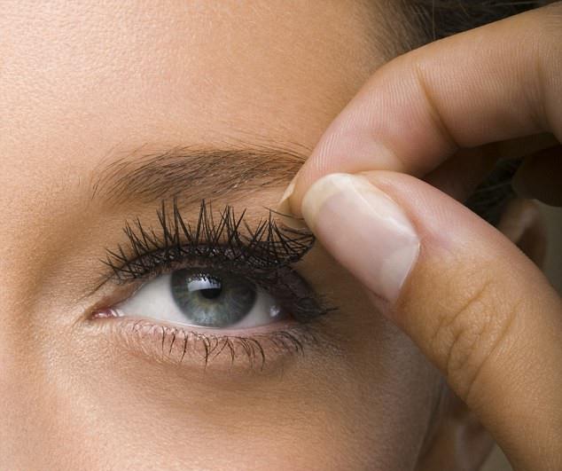how to reuse your false eyelashes